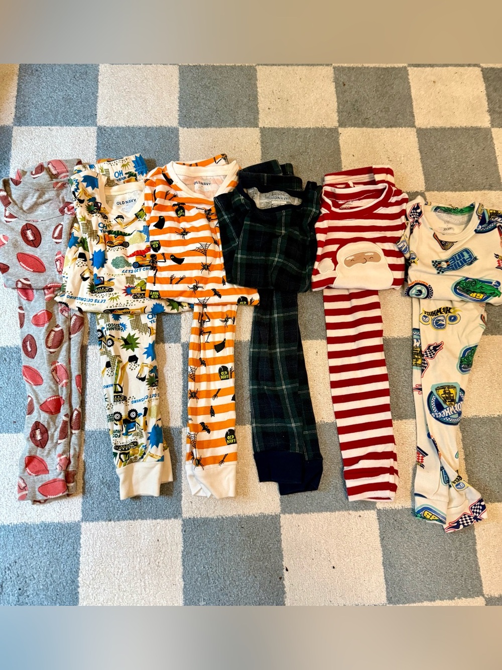 6 pairs of long sleeve pajamas size 4T
